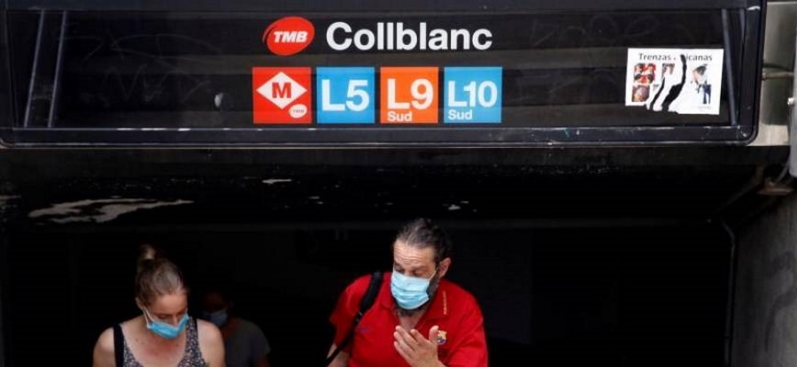 FOTOGRAFÍA. HOSPITALET DE LLOBREGAT (BARCELONA) ESPAÑA, 14.07.2020. Varias personas salen de la estación de metro de Collbanc, una de las muchas estaciones de Hospitalet. Efe