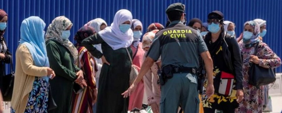 FOTOGRAFÍA. HUELVA (ESPAÑA), 18.07.2020. Las primeras 1.200 temporeras marroquíes del grupo de 7.100 atrapadas en la provincia de Huelva por el cierre de las fronteras por covid 19. Efe