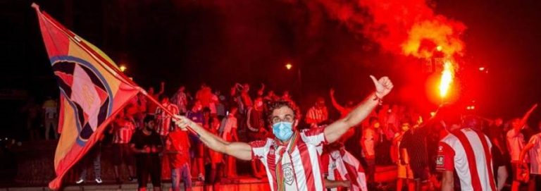 Aficionados celebran el ascenso de Unión Deportiva Logroñés a Segunda División por las calles de Logroño