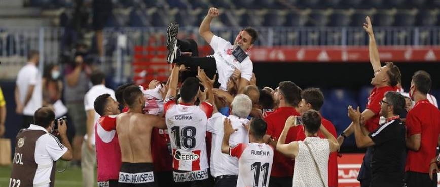 FOTOGRAFÍA. LOGROÑO (ESPAÑA), 18.07.2020. El entrenador del Logroñés manteado por sus jugadores para celebrar el ascenso a segunda división tras derrotar al Castellón. Efe