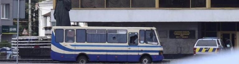 Un hombre armado y pertrechado con explosivos secuestra un autobús con 20 personas en Lutsk (Ucrania)