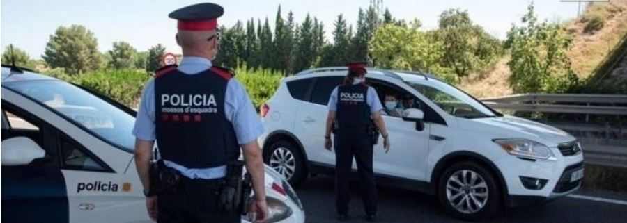 FOTOGRAFÍA. LÉRIDA (ESPAÑA), 06.07.2020. Control policial en la carretera N240 del la comarca del Segriá, utilizada para ir a las playas de Tarragona. Efe
