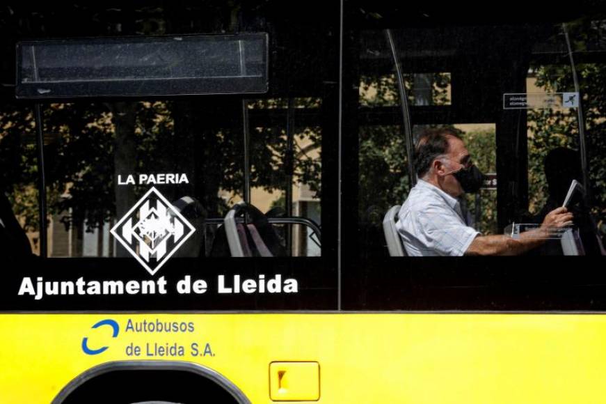 FOTOGRAFÍA. LÉRIDA (ESPAÑA), 16.07.2020. Un hombre en un autobús público por el centro de Lérida (Cataluña). Efe