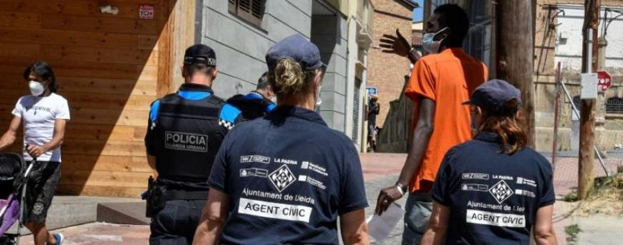 FOTOGRAFÍA. LÉRIDA (ESPAÑA), 18.2020. Patrulla conjunta de agentes cívicos de Lérida, Policía local (Guardia Urbana de Lérida) y los Mozos, en Lérida. Efe