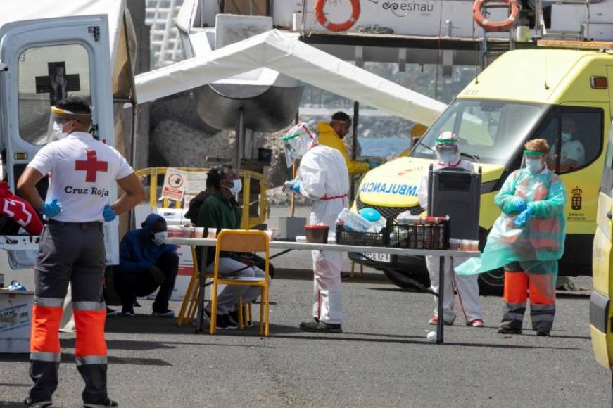 FOTOGRAFÍA. MOGÁN (ESPAÑA), julio de 2020. Llegada al muelle de Arguineguín (Mogán) de inmigrantes ilegales recogidos en el mar Mediterráneo por la embarcación de Salvamento Marítimo. Efe