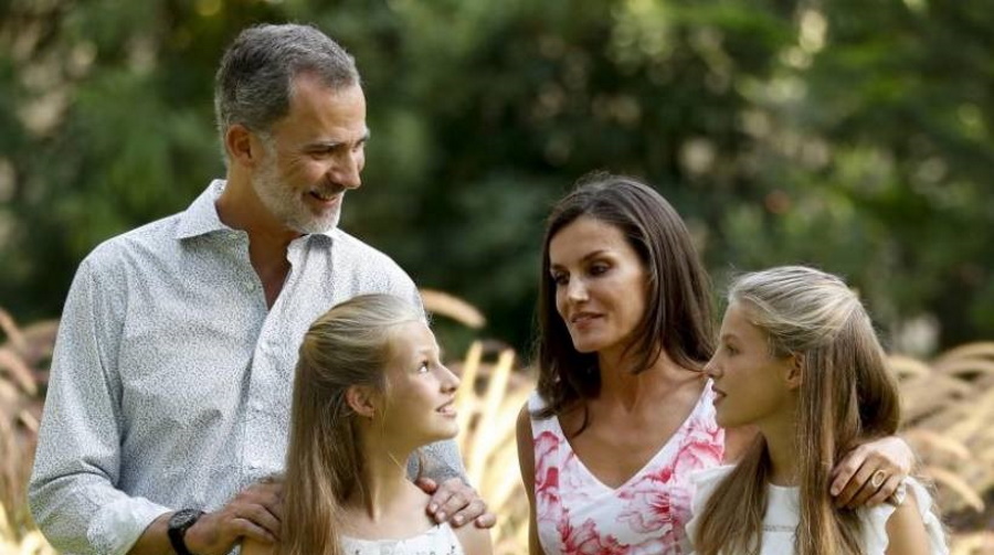 FOTOGRAFÍA. PALMA DE MALLORCA (ESPAÑA), AÑO 2019. Los reyes acompañados de sus hijas, la princesa Leonor (2i), y la infanta Sofía (2d) este verano 2019 en los jardines del «Palacio de Marivent». Efe