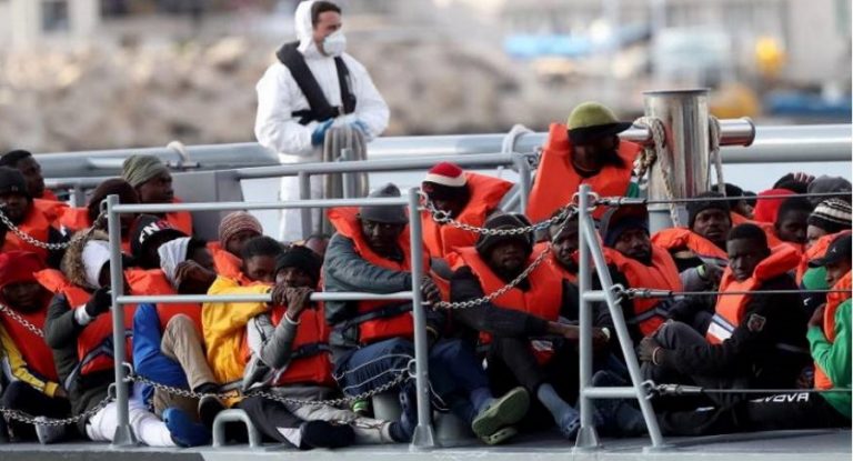 Los traficantes de inmigrantes ilegales usan rutas peligrosas para cruzar el Mediterráneo y llegar a Europa