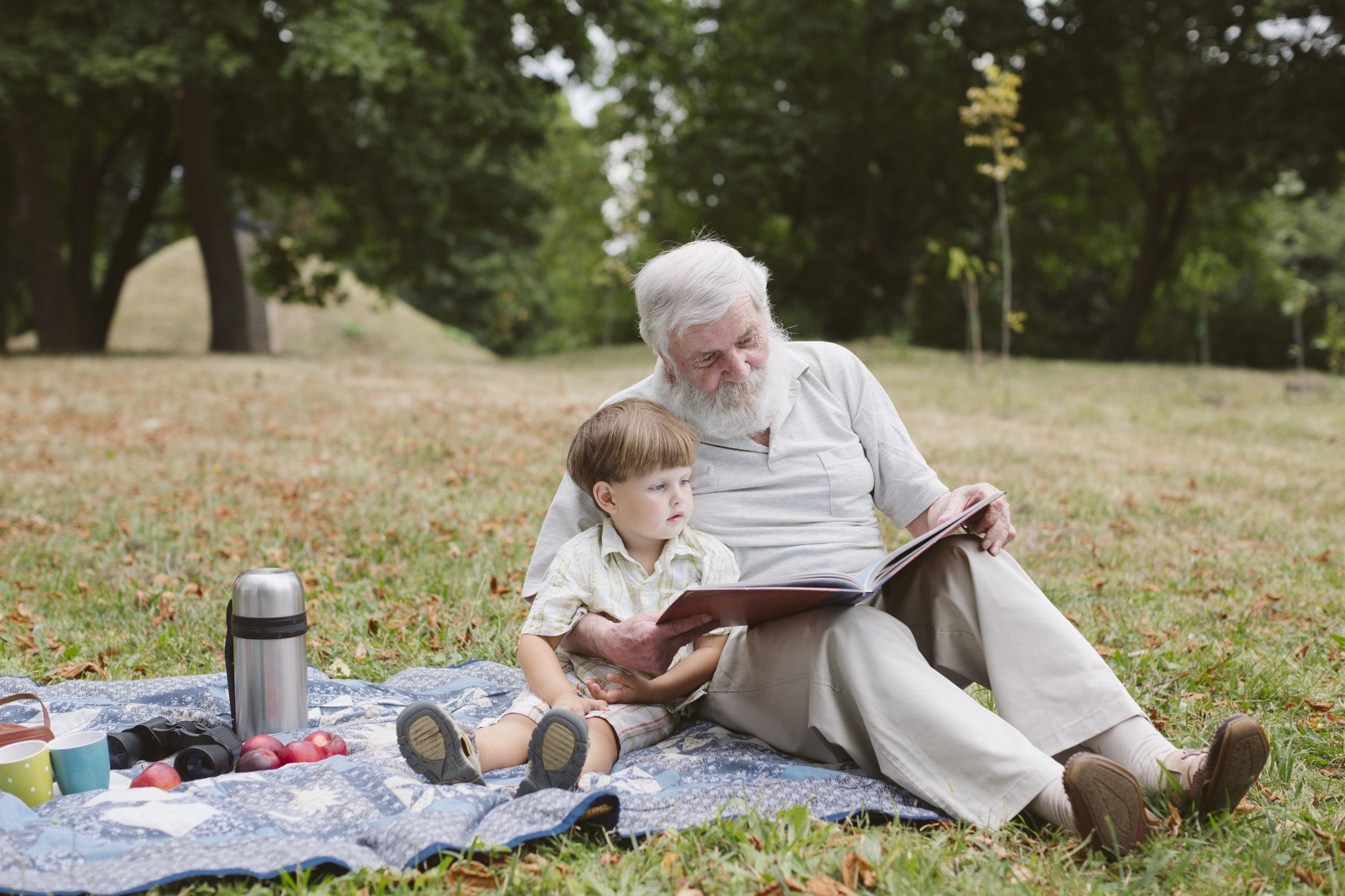 FOTOGRAFÍA. PLANETA TIERRA, OCTUBRE 2019. Vista de un abuelo con nieto durante un picnic en el parque de la planeta tierra. Freepik. (Ñ Pueblo)