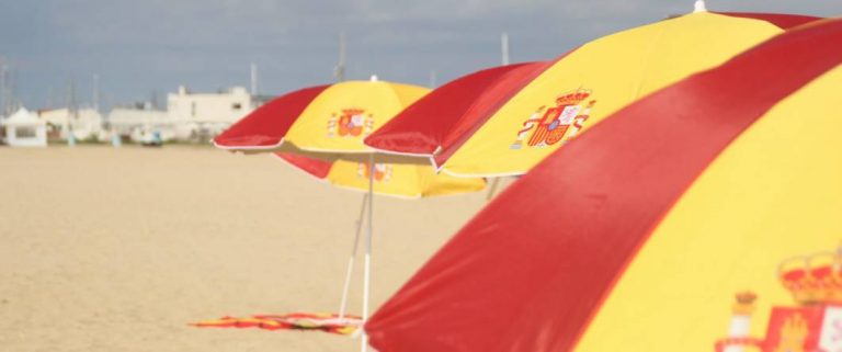 FOTOGRAFÍA. PLAYA DE PREMIÁ DE MAR (MARESME) BARCELONA (CATALUÑA) ESPAÑA. Tiempo estable con aumento de temperaturas en España. Calor en España. La tercera temporada de la llamada «Revolución de las Sombrillas Rojigualda» ha iniciado sobre las 9 horas de este sábado, 4 de julio de 2020, en la Playa de Premiá de mar Barcelona. Lo que convierte esta iniciativa reivindicativa y festiva de los catalanes en toda una tradición, que pese a la crisis sanitaria del covid 19, continuará varios años. Premià de Mar, Playa, bandera de España, tiempo, temperaturas, calor, verano, turistas, sombrillas, tiempo, bandera. Lasvocesdelpueblo (Ñ Pueblo)
