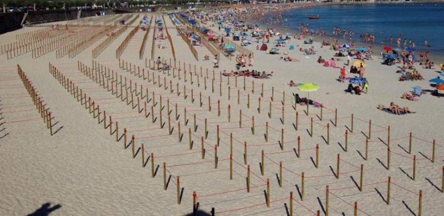 FOTOGRAFÍA. PLAYA SIGAR (SANGENJO) GALICIA (ESPAÑA), JULIO 2020. Vista de varias decenas de personas en la playa de Silgar en Sangenjo (Galicia) España. Efe