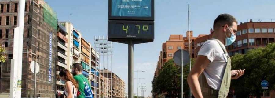 FOTOGRAFÍA. PLAZA DE ARMAS DE SEVILLA (ANDALUCÍA) ESPAÑA, 31.07.2020. Varias personas pasan ante el termómetro próximo a la estación de autobuses de Plaza de Armas de Sevilla. Efe