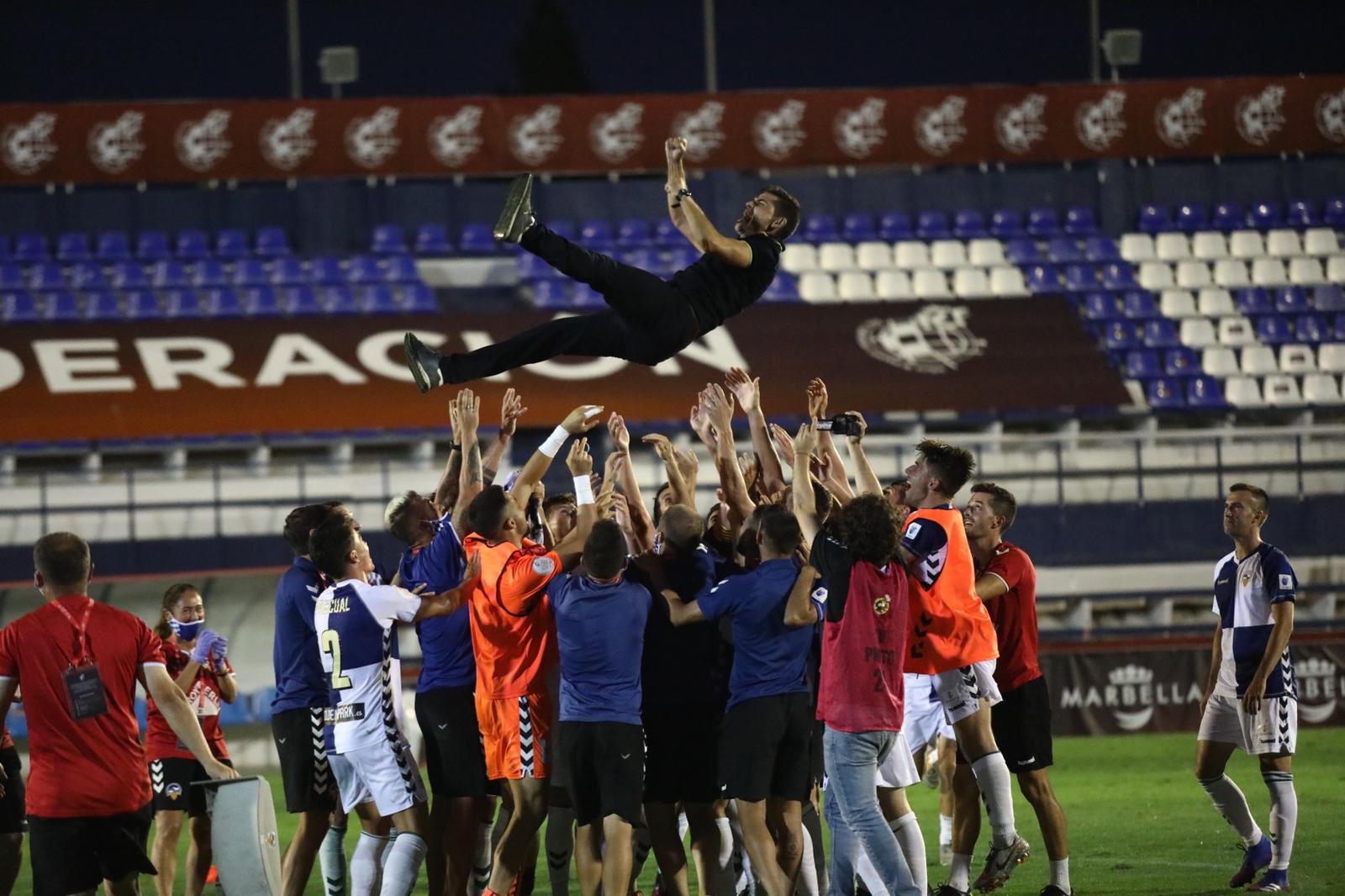 FOTOGRAFÍA. SABADELL (CATALUÑA) ESPAÑA, 26.07.2020. Los jugadores del Centro de Deportes Sabadell celebran su acenso a la segunda división A, categoría profesional del fútbol español. Ñ Pueblo