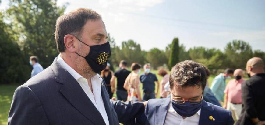 FOTOGRAFÍA. SANTA COLOMA DE FARNERS (BARCELONA) ESPAÑA, 25.07.2020. El preso golpista Oriol Junqueras (i), y el vicepresidente del Gobierno y coordinador General de ERC, Pere Aragonés (d). Efe