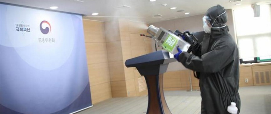 FOTOGRAFÍA. SEÚL (COREA DEL SUR), 25.07.2020. Un trabajador sanitario desinfecta la sala de prensa en un edificio del gobierno en el centro de Seúl. Efe