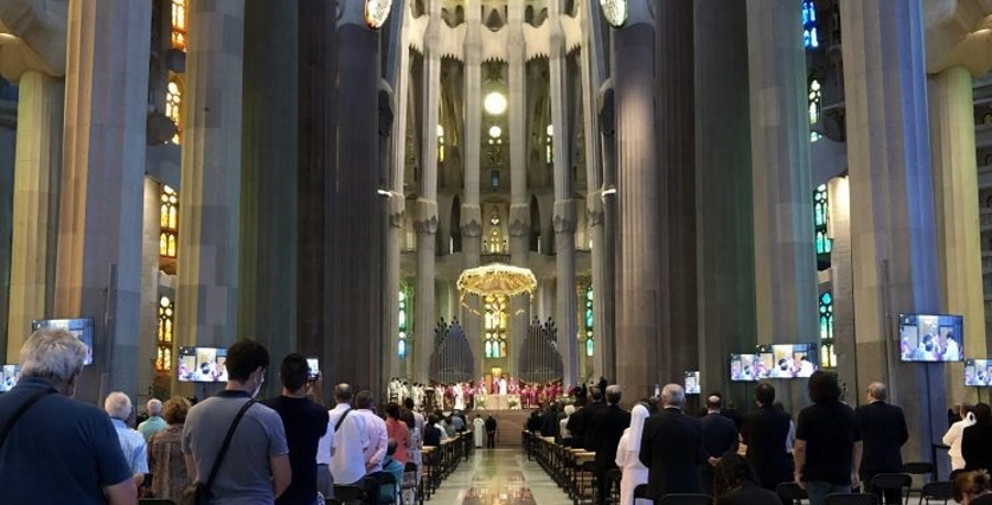 FOTOGRAFÍA. TEMPLO DE LA SAGRADA FAMILIA (BARCELONA) CATALUÑA (ESPAÑA), 27.07.2020. Vista de varios centenares de fieles cristianos, familiares de las víctimas del covid 19. Ñ Pueblo