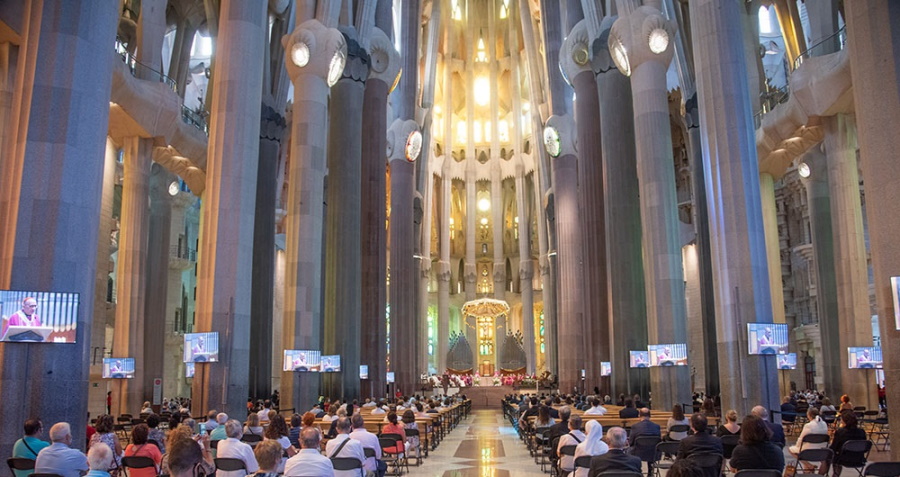 FOTOGRAFÍA. TEMPLO DE LA SAGRADA FAMILIA (BARCELONA) CATALUÑA (ESPAÑA), 27.07.2020. Vista de varios centenares de fieles cristianos, familiares de las víctimas del covid 19.. Ñ pueblo