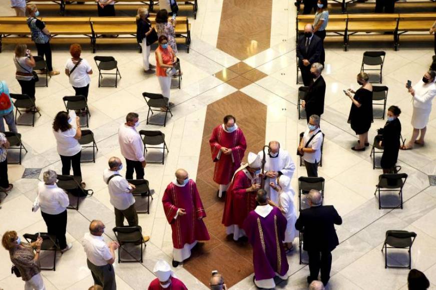 FOTOGRAFÍA. TEMPLO DE LA SAGRADA FAMILIA DE BARCELONA (CATALUÑA), 26.07.2020. Un momento de la celebración en la Sagrada Familia de una misa oficiada por el cardenal Juan José Omella. Efe