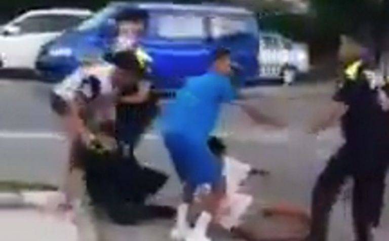 FOTOGRAFÍA. TORREDEMBARRA (TARRAGONA) CATALUÑA (ESPAÑA), 09.07.2020. Mociones de VOX antiacogida de MENAS. Un grupo de al menos 15 Menores Extranjeros No Acompañados (MENA) marroquíes ataca con puñetazos y patadas a  agentes de la Policía Local de Torredembarra, quienes, obligados y superados por la violencia de estos individuos peligrosos, llaman el refuerzo de los Mozos de Escuadra. Lasvocesdelpueblo (Ñ Pueblo)