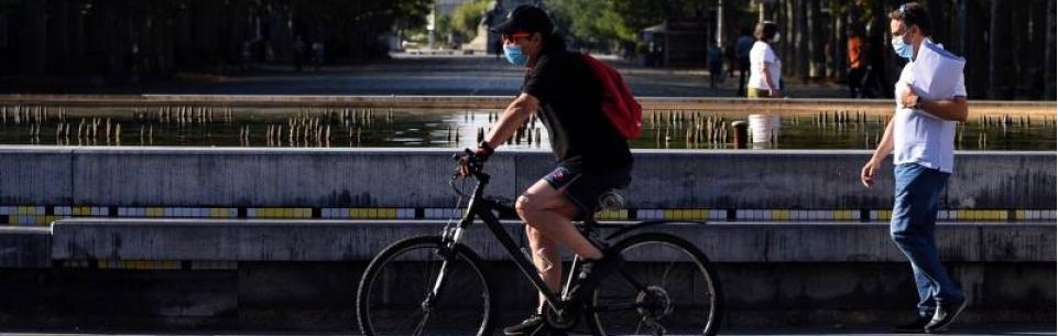 FOTOGRAFÍA. VALLADOLID (ESPAÑA), 31.07.2020. Un hombre circula en bicicleta y con mascarilla por el centro de la ciudad de Valladolid. Efe