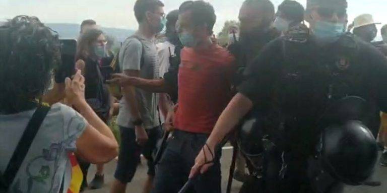 Un separatista detenido por arrebatar la tableta a un Policía durante la visita del rey a Tarragona (Cataluña)
