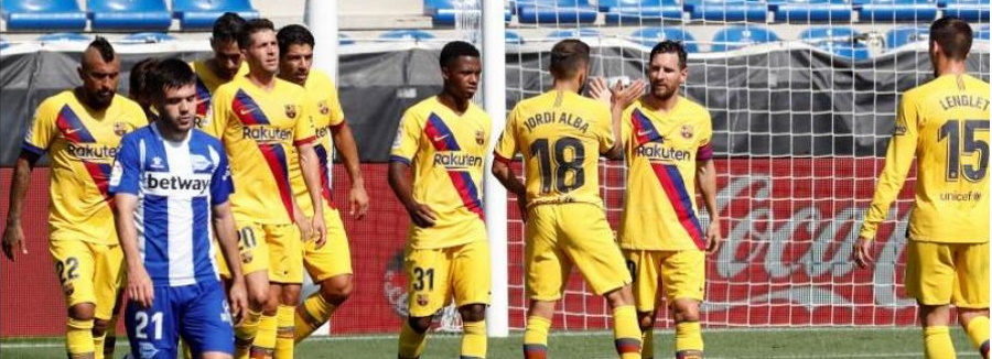 FOTOGRAFÍA. VITORIA (ESPAÑA), 19.07.2020. El delantero argentino del FC Barcelona Lionel Messi (2d) celebra con sus compañeros el gol conseguido ante el Deportivo Alavés. Efe