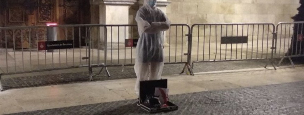 FOTOGRAFÍA. Vista de uno de un de los miembros de la entidad separatista «Blanco Bloque» (Blanc Bloc), esta madrugada en Plaza San Jaime de Barcelona frente a la gneralidad. (Ñ Pueblo) (1)