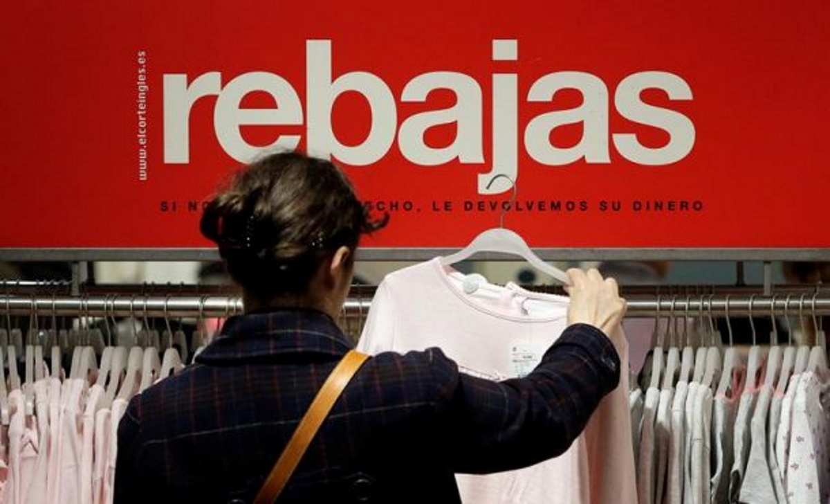 Una-mujer-en-una-tienda-de-ropa-durante-la-campaña-de-rebajas.-Archivo-Efe