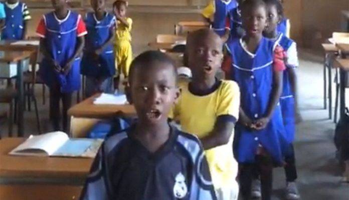 FOTOGRAFÍA. BUMUDI (GUINEA ECUATORIAL), 08.08.2020 (fecha difusión en redes en España). Alumnos de la Escuela Primaria La Salle de Bomudi (Guinea Ecuatorial). Ñ Pueblo (1)