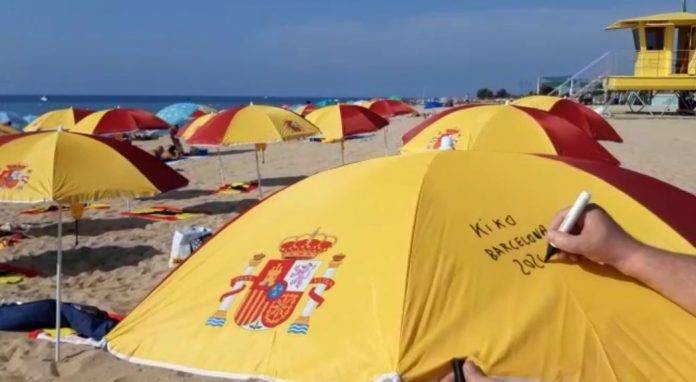 FOTOGRAFÍA. CABRERA DE MAR (BARCELONA), 09.08.2020. Los catalanes plantan varias sombrillas con los colores de la bandera nacional del Reino de España. Ñ Pueblo (1)