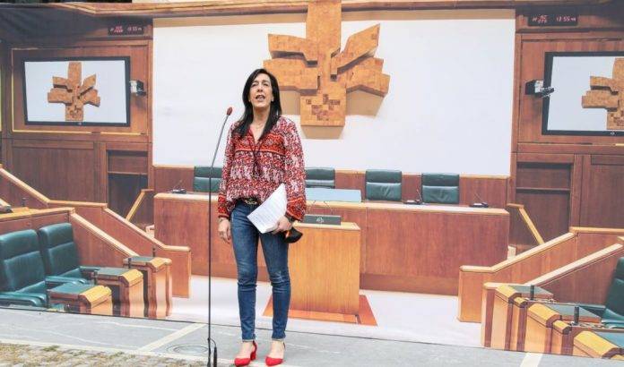 FOTOGRAFÍA. VITORIA (ESPAÑA), 03.08.2020. El líder de VOX, santiago Abascal Conde, Jorge Buxadé y Amaia Martínez. Ñ Pueblo (11) FOTOGRAFÍA. VITORIA (ESPAÑA), 03.08.2020. EITB no ve a VOX en su encuesta. El líder de VOX, santiago Abascal Conde, el vicepresidente de acciones política de VOX y diputado europeo de VOX, Jorge Buxadé, arropan a la nueva diputada de VOX en el Parlamento vasco, Amaia Martínez (en la imagen), durante la sesión constitutiva del histórico Parlamento Vasco, este lunes, 3 de agosto de 2020, en Vitoria (las Vascongadas). Lasvocesdelpueblo (Ñ pueblo)