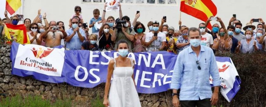 FOTOGRAFÍA. ALAIOR (MALLORCA) ESPAÑA, 13.08.2020. Los reyes Felipe y Letizia a su llegada a la Cooperativa Insular Ganadera (COINGA). Efe