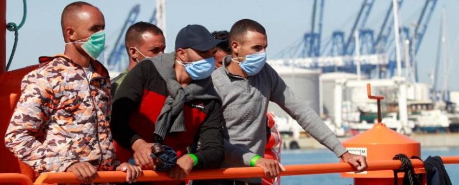 FOTOGRAFÍA. ALGECIRAS (ESPAÑA), 19.0.2020. Llegan al puerto de Algeciras los 54 inmigrantes que Salvamento Marítimo ha rescatado este miércoles en aguas del Estrecho de Gibraltar. Efe