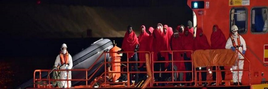 FOTOGRAFÍA. ALMERÍA (ESPAÑA), AÑO 2020. Salvamento Marítimo ha recogido a 12 varones inmigrantes ilegales de una patera interceptada en aguas del mar de Alborán. Efe