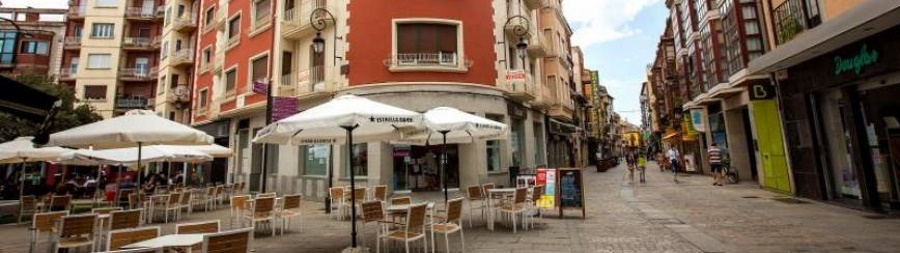 FOTOGRAFÍA. ARANDA DE DUERO (BURGOS) ESPAÑA, 06.08.2020. Una terraza vacía este jueves en una calle de Aranda de Duero. Efe.
