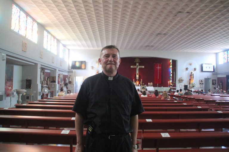 FOTOGRAFÍA. BADALONA (BARCELONA) ESPAÑA, 08.08.2020. Vista del Padre Custodio Ballester Bielsa este sábado, 8 de agosto de 2020, durante una entrevista con Lasvocesdelpueblo (Ñ Pueblo) en una parroquia de Badalona (Barcelona) Cataluña, donde el sacerdote perseguido en Cataluña por el PSC-PSOE y la Generalidad y el el resto de España por la Fiscal de Odio de Málaga, María Teresa Verdugo, por decir la verdad y denunciar el error. El Padre Custodio opinado sobre la actualidad socio-política y sobre la querella de la Fiscalía de Odio contra él y el Padre Jesús Calvo y el director del diario digital «Alerta Digital», Armando Robles, por denunciar el islamismo radical y el adoctrinamiento escolar por parte de los progres (progresistas). Lasvocesdelpueblo (Ñ Pueblo)