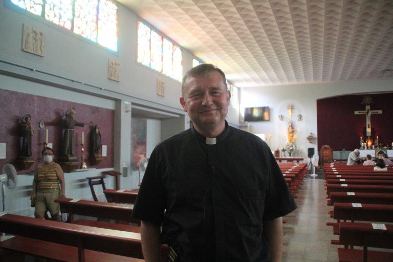 FOTOGRAFÍA. BADALONA (BARCELONA) ESPAÑA, 08.08.2020. Vista del Padre Custodio Ballester Bielsa este sábado, 8 de agosto de 2020, durante una entrevista con Lasvocesdelpueblo (Ñ Pueblo) en una parroquia de Badalona (Barcelona) Cataluña, donde el sacerdote perseguido en Cataluña por el PSC-PSOE y la Generalidad y el el resto de España por la Fiscal de Odio de Málaga, María Teresa Verdugo, por decir la verdad y denunciar el error. El Padre Custodio opinado sobre la actualidad socio-política y sobre la querella de la Fiscalía de Odio contra él y el Padre Jesús Calvo y el director del diario digital «Alerta Digital», Armando Robles, por denunciar el islamismo radical y el adoctrinamiento escolar por parte de los progres (progresistas). Lasvocesdelpueblo (Ñ Pueblo)