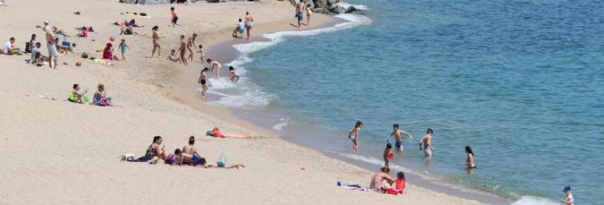 FOTOGRAFÍA. BADALONA (CATALUÑA) ESPAÑA, AGOSTO 2020. Vista de varias personas en una playa de Badalona (Barcelona) Cataluña (España). Efe