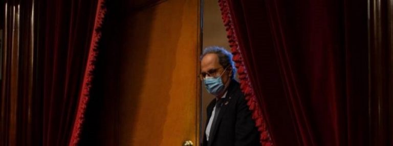 La mayoría separatista proclama: «Cataluña es una República» y tacha de «delincuente» la Monarquía 
