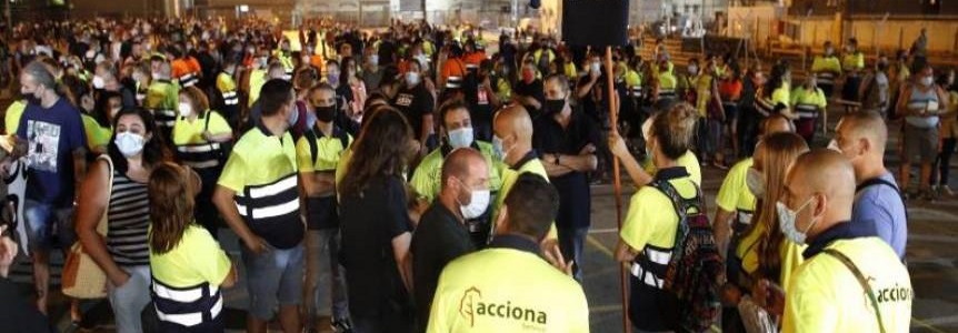 FOTOGRAFÍA. BARCELONA (ESPAÑA), 24.08.2020. Decenas de trabajadores de Acciona, la principal subcontrata de Nissan, se han concentrado a primera hora. Efe