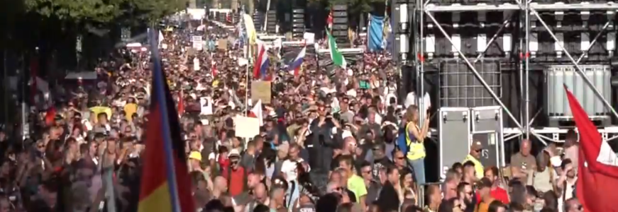 FOTOGRAFÍA. BERLÍN (ALEMANIA), 29.08.20202. Varios miles de personas se manifiestan en Berlín contra las restricciones de libertades con la excusa del covid 19. Ñ Pueblo (1)