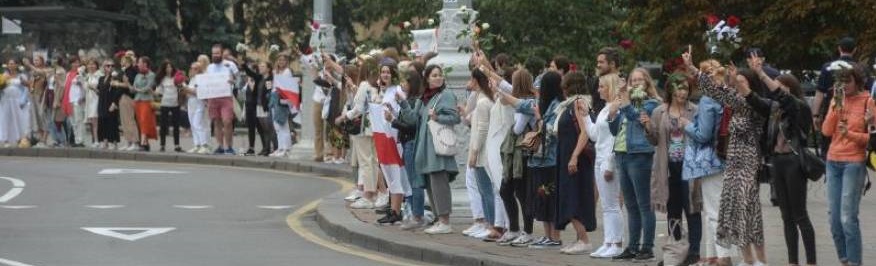 FOTOGRAFÍA. BIELORRUSIA, 20.08.2020. Varios manifestantes opositores durante una protesta pacífica para exigir el fin del régimen de Alexandr Lukashenko. Efe