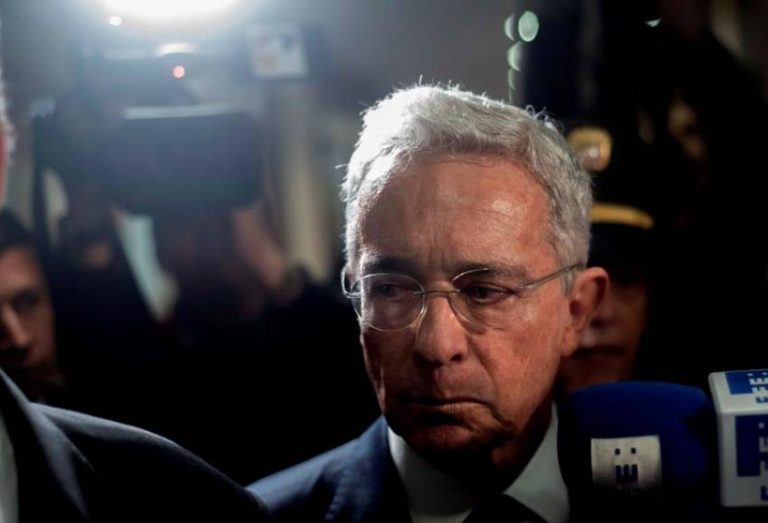 Detención domiciliaria del expresidente de Colombia Álvaro Uribe ante riesgos de obstrucción de la Justicia