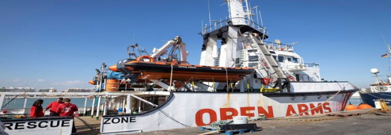 El «barco taxi» de ONG de Cataluña «Open Arms» recoge a 160 inmigrantes ilegales en el Mediterráneo