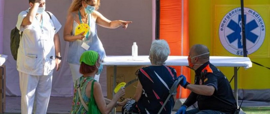 FOTOGRAFÍA. CATALUÑA (ESPAÑA), 06.08.2020. Sanitarios atienden a una anciana. Efe