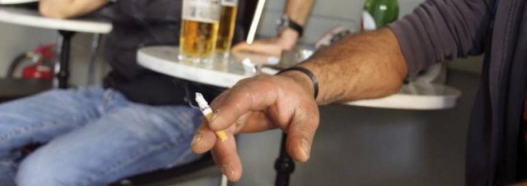 Covid 19. El Gobierno de Torra aconseja «dejar de fumar» y no descarta prohibir de fumar por la calle