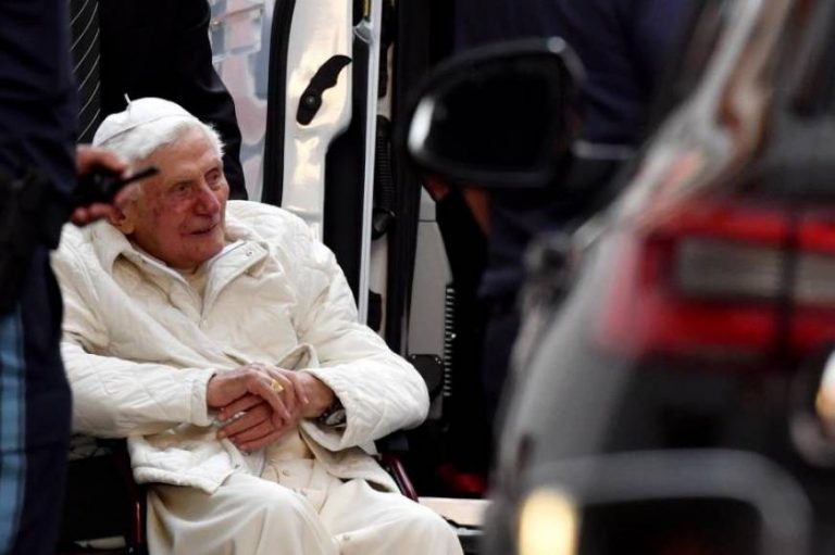 Papa «Benedicto XVI», «gravemente enfermo» por infección de herpes zóster en la cara desde su regreso a Roma