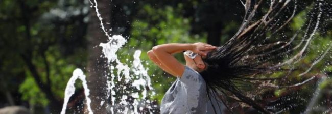 FOTOGRAFÍA. CÓRDOBA (ANDALUCÍA) REINO DE ESPAÑA, 25 DE AGOSTO DE 2020. Una chica se refresca en una de las fuentes de la ciudad de Córdoba para aliviar las altas temperaturas. Efe 