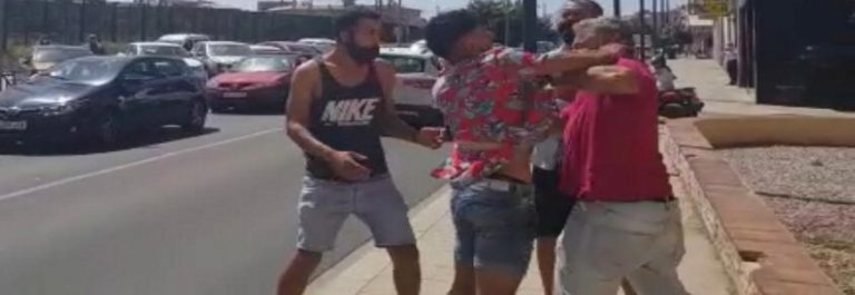 FOTOGRAFÍA. EL VENDRELL (TARRAGONA) ESPAÑA, 21.08.2020. Marroquíes líderes y con más padrón que papeles en España. Una imágen de la agresión física y ataques con huevos sufrida por VOX por parte de un grupo de inmigrantes magrebíes, según fuentes provinciales de VOX, «Menores Extranjeros No Acompañados (MENAS) aunque también había atacantes que tenían más de 18 años», han dicho a Lasvocesdelpueblo, este viernes, 21 de agosto de 2020, en El Vendrell (Tarragona). Lasvocesdelpueblo (Ñ Pueblo)