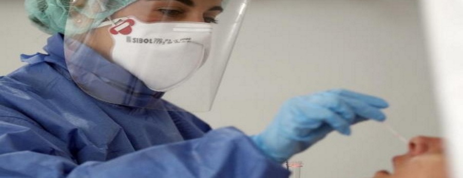 FOTOGRAFÍA. ESPAÑA, 20.08.2020. Vista de un profesional sanitario durante una prueba de la Proteína C Reactive (PCR) cuando España haya sumado en 24 horas 3.349 contagios. Efe