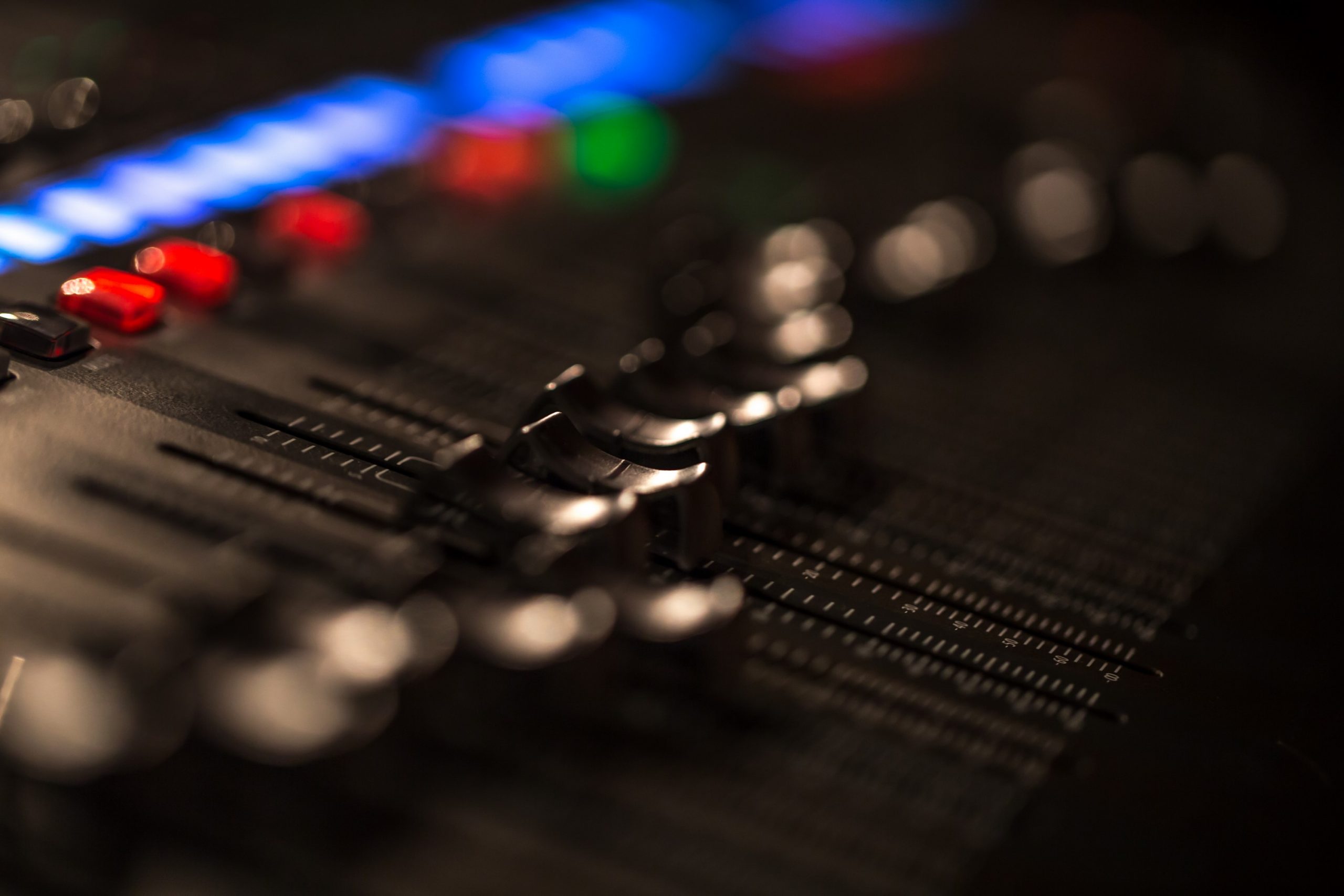 FOTOGRAFÍA. ESPAÑA, 31.07.2020. Vista de una mesa de mezclas digital fader con medidor de volumen. Imagen creada por Freepik. (Ñ Pueblo)